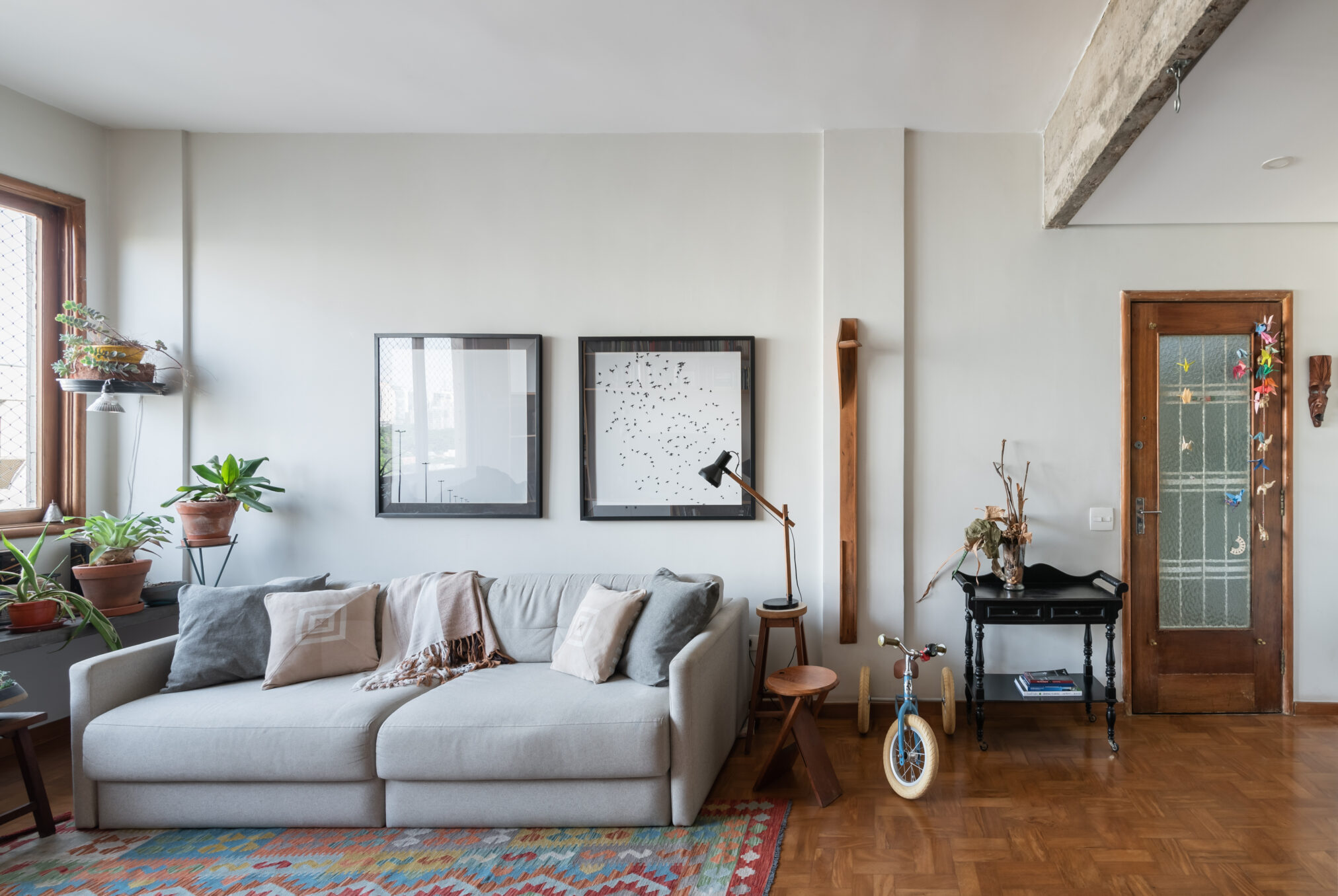 Sala clara com mobiliário leve em projeto de apartamento da Labra