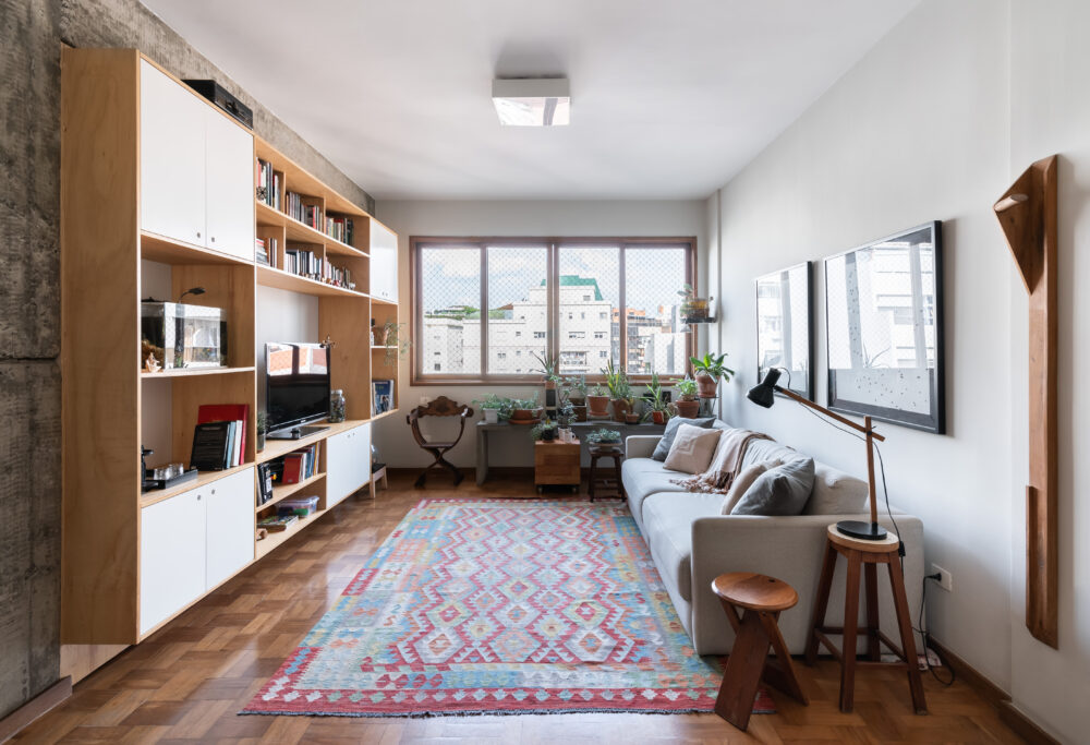 Sala compacta com estante planejada em projeto da Labra