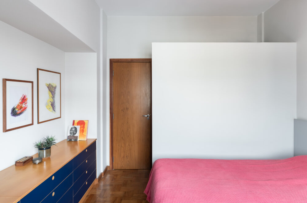 Quarto com cama e cabeceira em projeto de apartamento da Labra