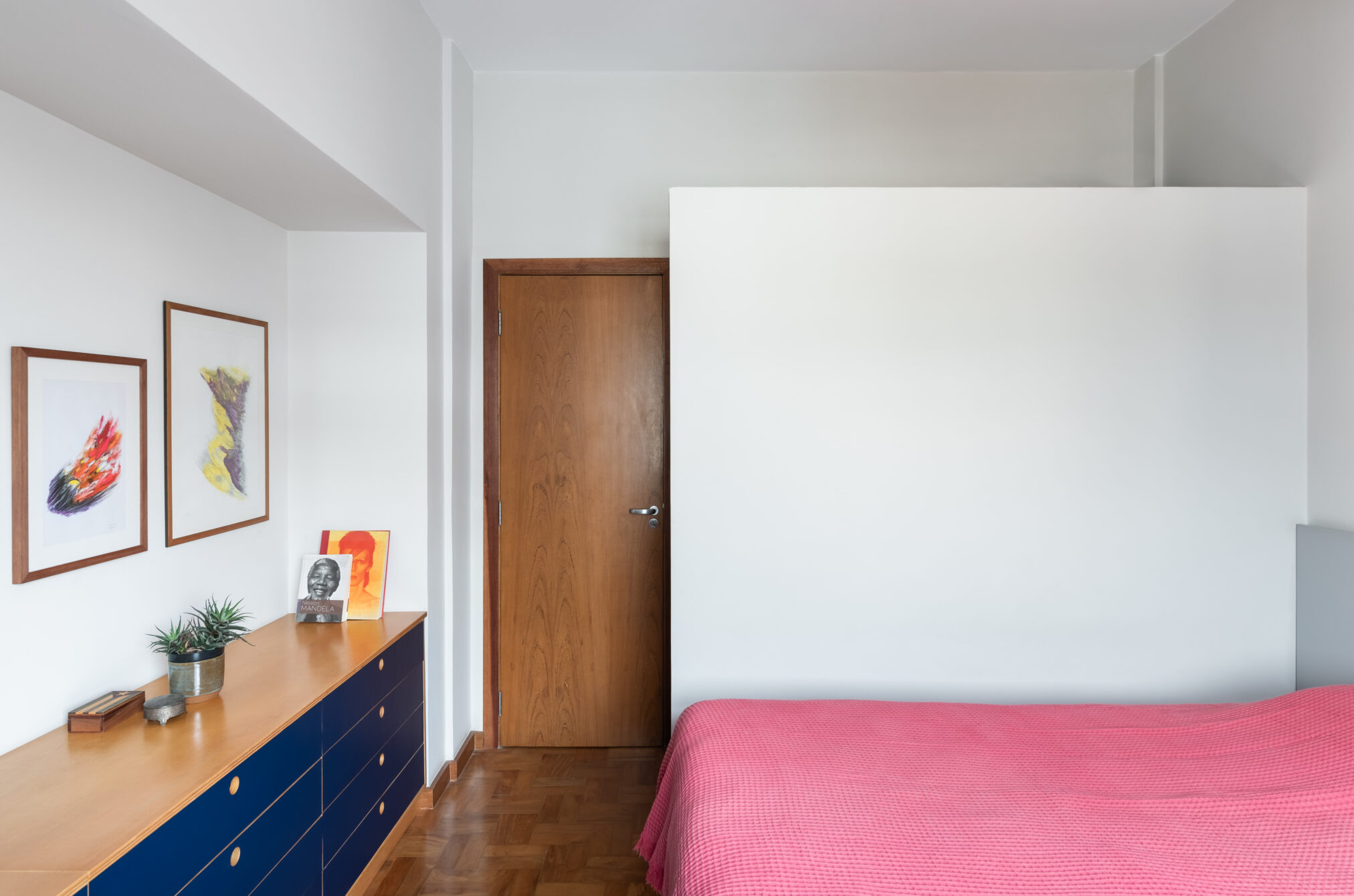 Quarto com cama e cabeceira em projeto de apartamento da Labra