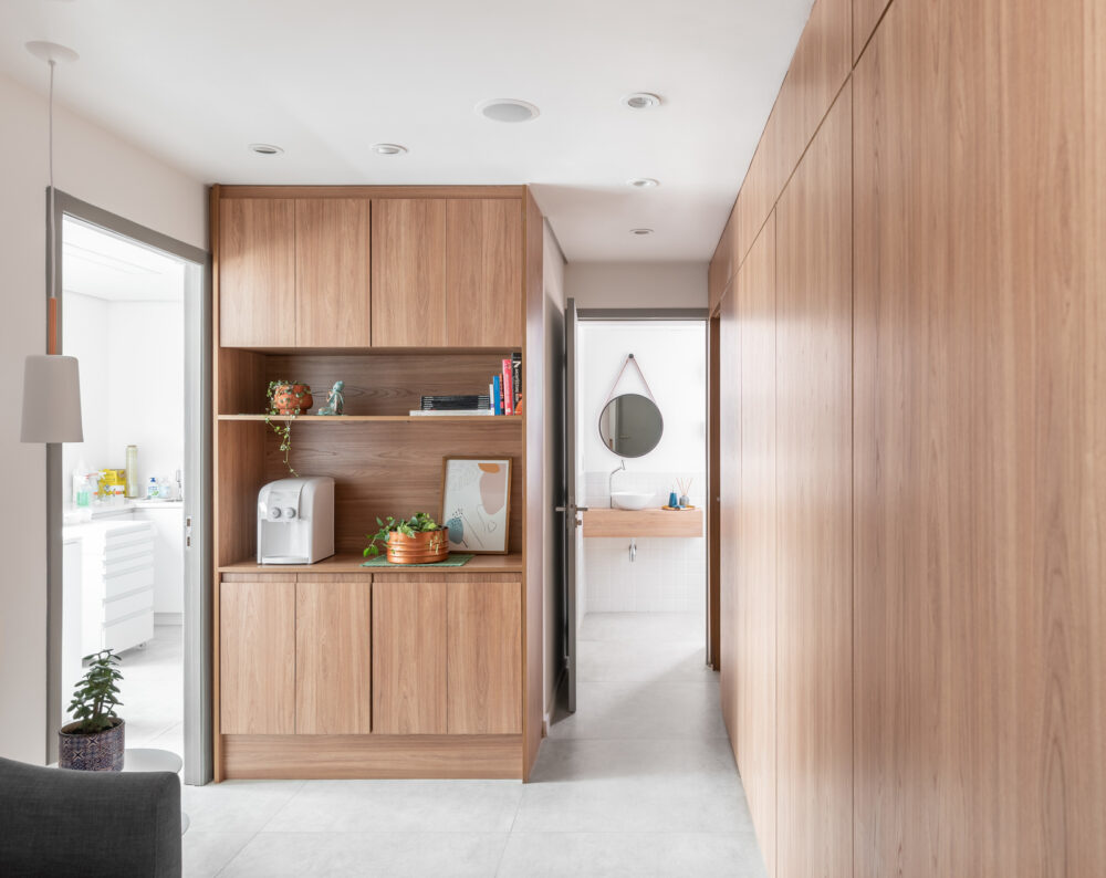 Consultório com marcenaria clara e vista urbana em projeto da Labra