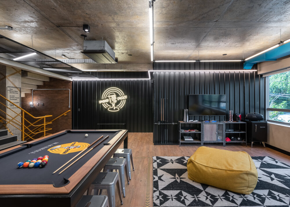 Área de convivência com mesa de bilhar em espaço criativo projetado pela Labra