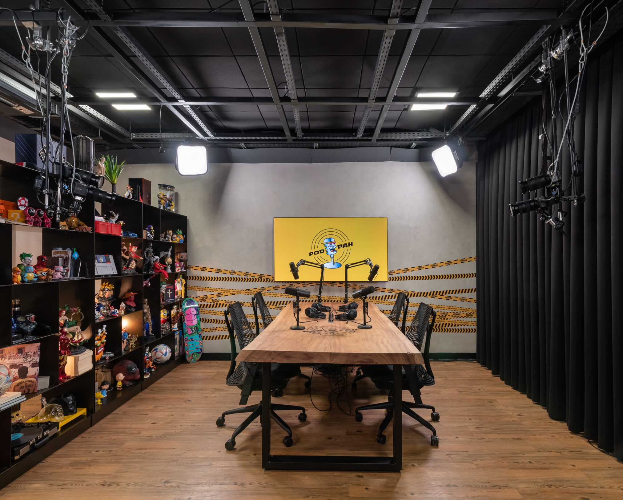 Estúdio criativo com mesa central em projeto da Labra