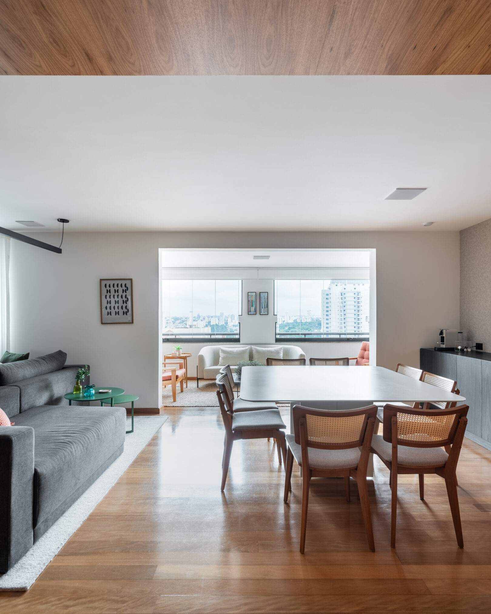 Jantar integrado com vista urbana em projeto residencial da Labra