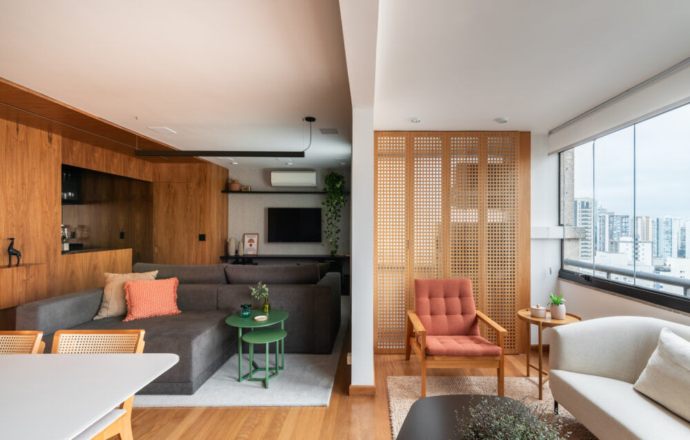 Sala de estar clara com vista urbana em projeto residencial da Labra