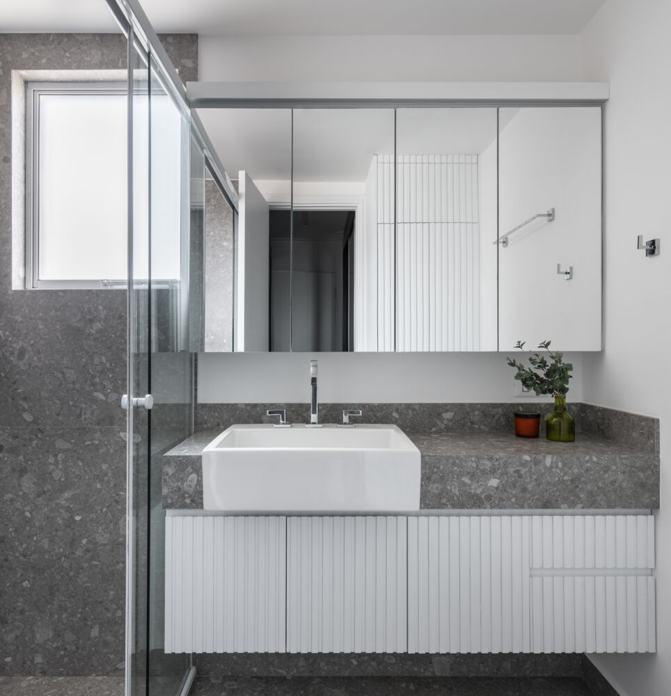 Banheiro minimalista com bancada branca em projeto residencial da Labra