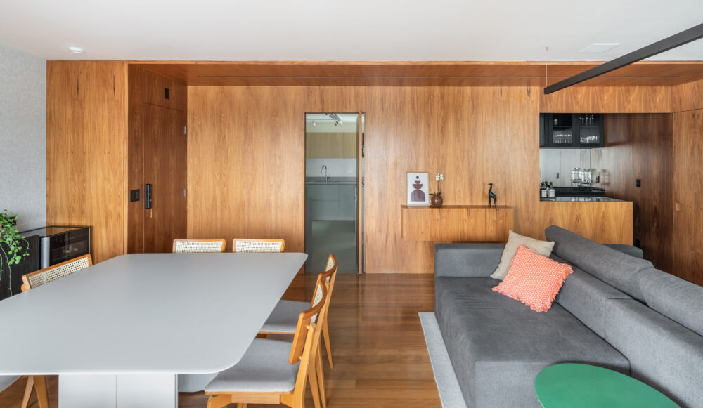 Living integrado com marcenaria de madeira em projeto da Labra