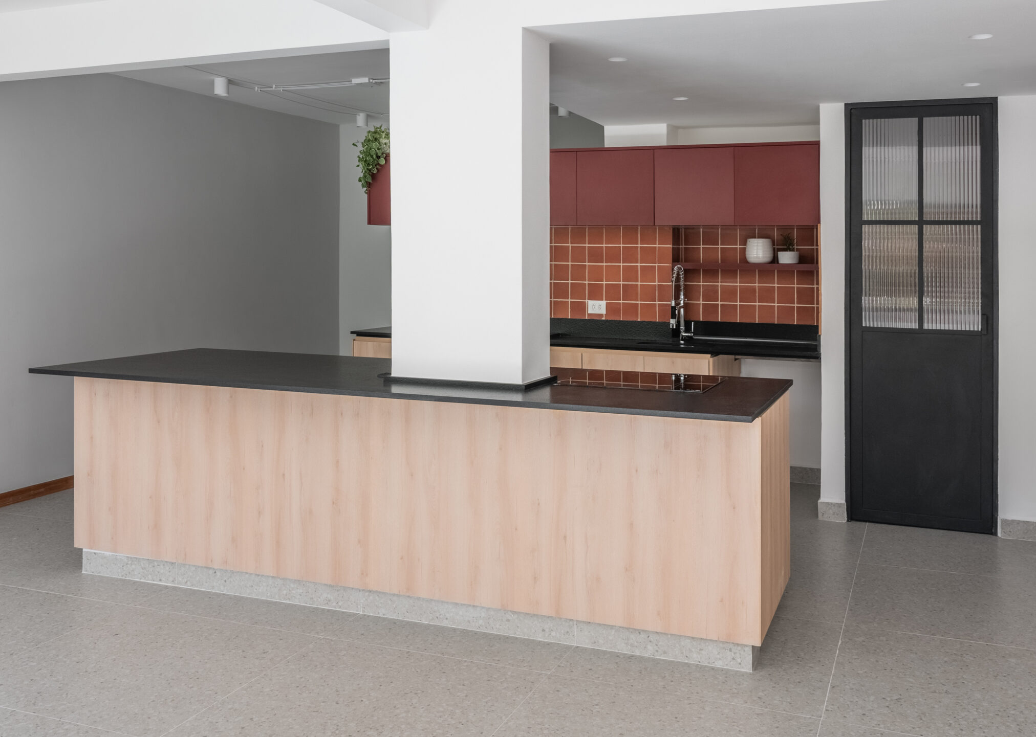 Cozinha integrada com ilha e marcenaria clara em projeto residencial da Labra