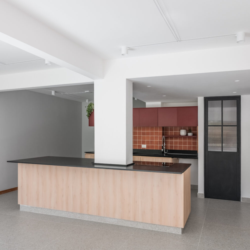 Cozinha aberta com ilha e marcenaria de madeira clara em projeto da Labra